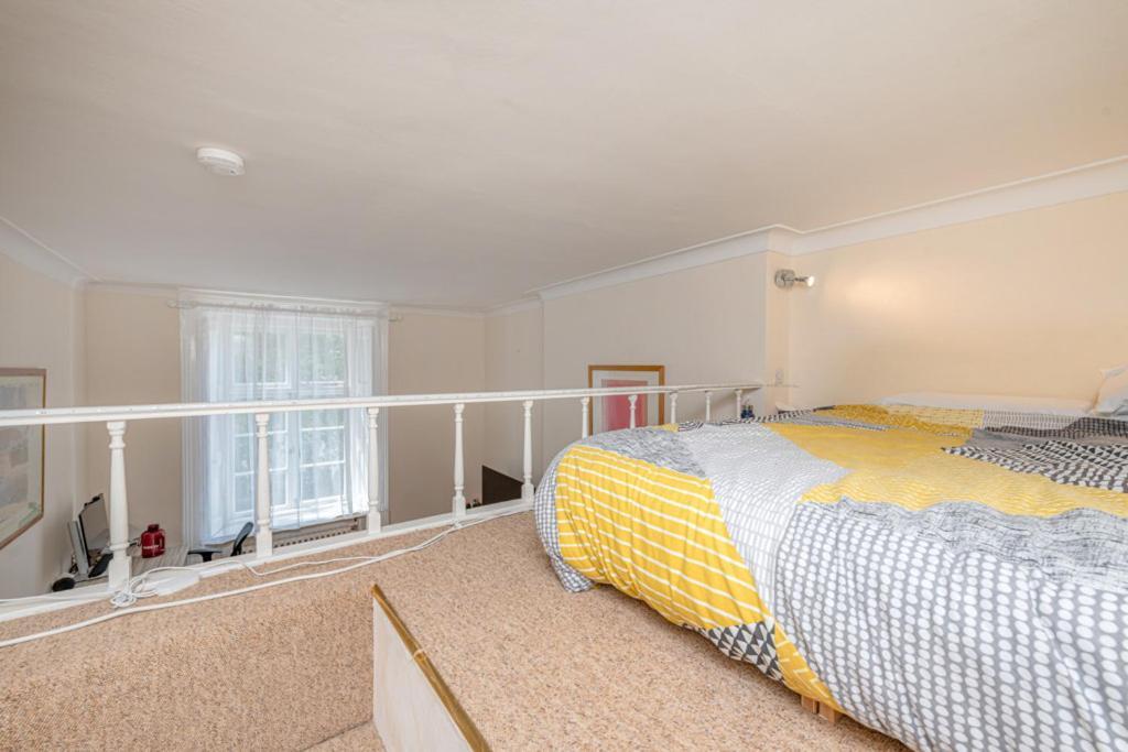 Two Double Mezzanine In Paddington Londra